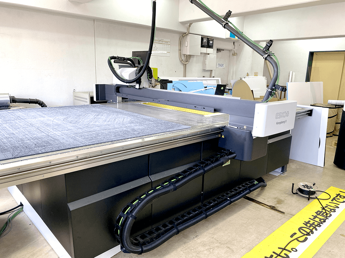 NCルーターによる黒スチレンボードの形状カット加工