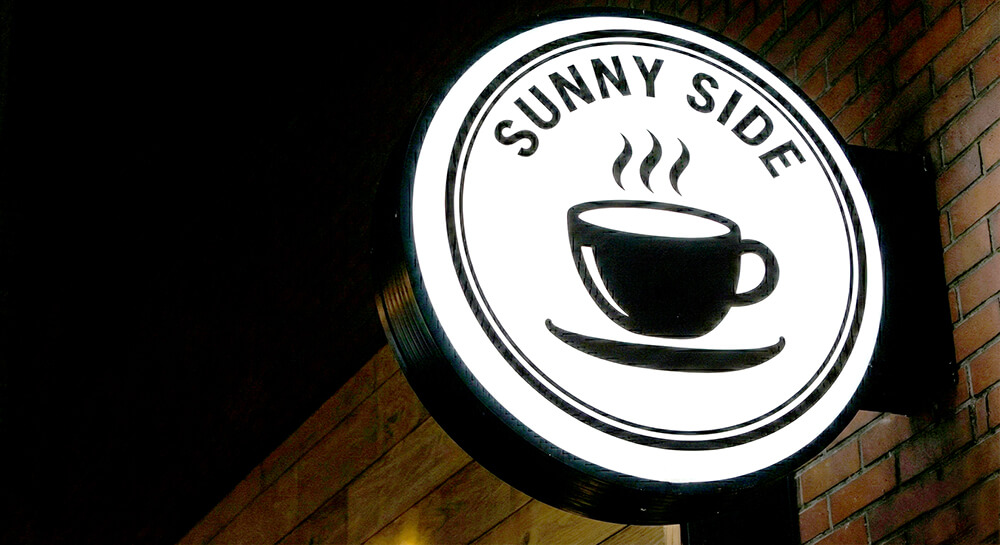 夜の街で光って目立つ突き出し看板