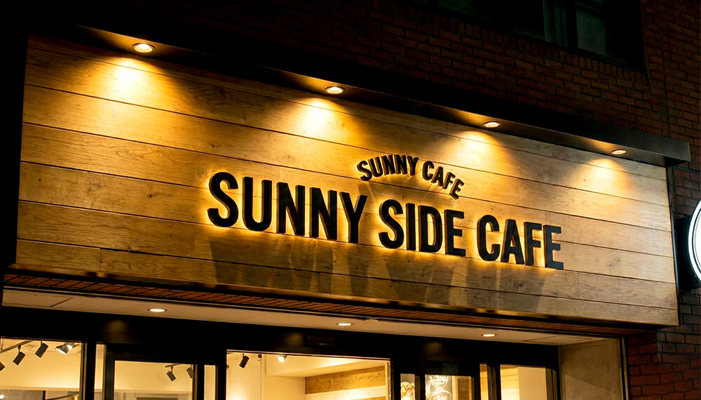 夜間にライトアップされたメイン看板