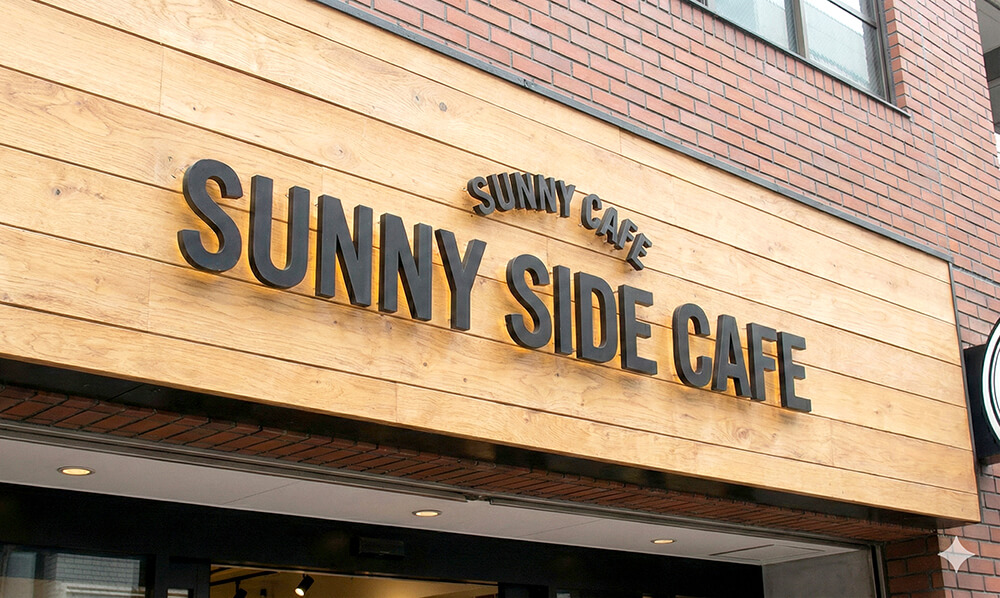 店舗入口上部に設置されたメインのファサード看板