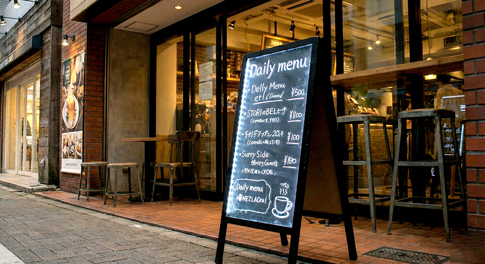 夜でも明るい電飾スタンド看板