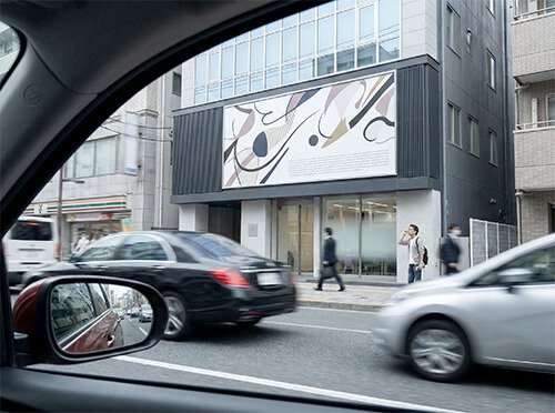 文字が小さすぎる塾の看板の失敗例