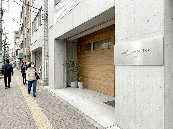 文字が小さすぎる整体院看板の失敗例