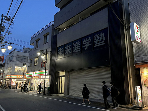 夜間見えない塾の看板の失敗例