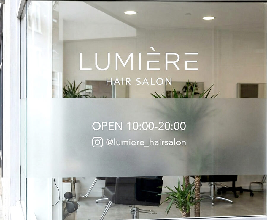 美容院・サロンのウィンドウサイン製作事例（窓ガラス・フォグラス調プライバシー保護）