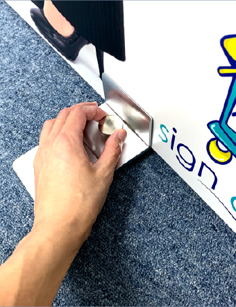 ネオボードスタンド：スタンドに挟みます