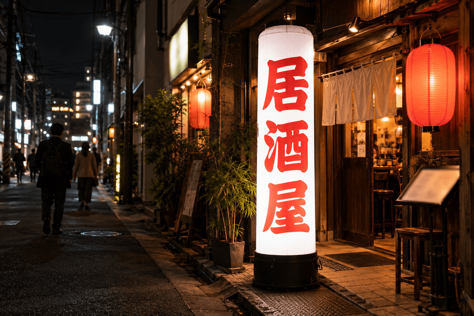 飲食店の開店前に、店主が店先の敷地に置いたエアー看板の土台の電源コードを、店の外壁のコンセントに挿して、バルーンが立ち上がり始めている様子